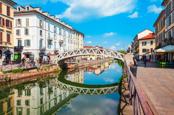 Passeio de barco pelos canais de Navigli